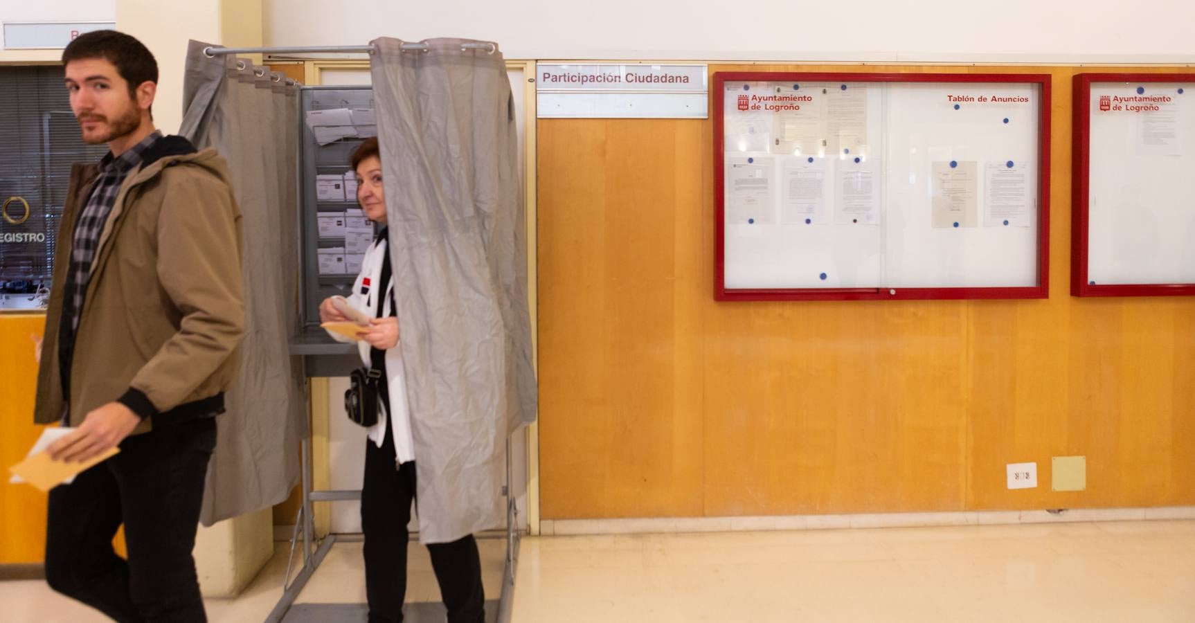 Elecciones generales en La Rioja: fotos de la mesa electoral del Ayuntamiento