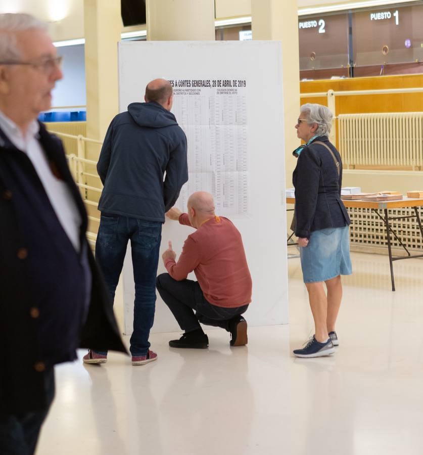 Elecciones generales en La Rioja: fotos de la mesa electoral del Ayuntamiento