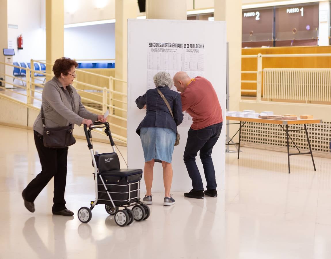 Elecciones generales en La Rioja: fotos de la mesa electoral del Ayuntamiento