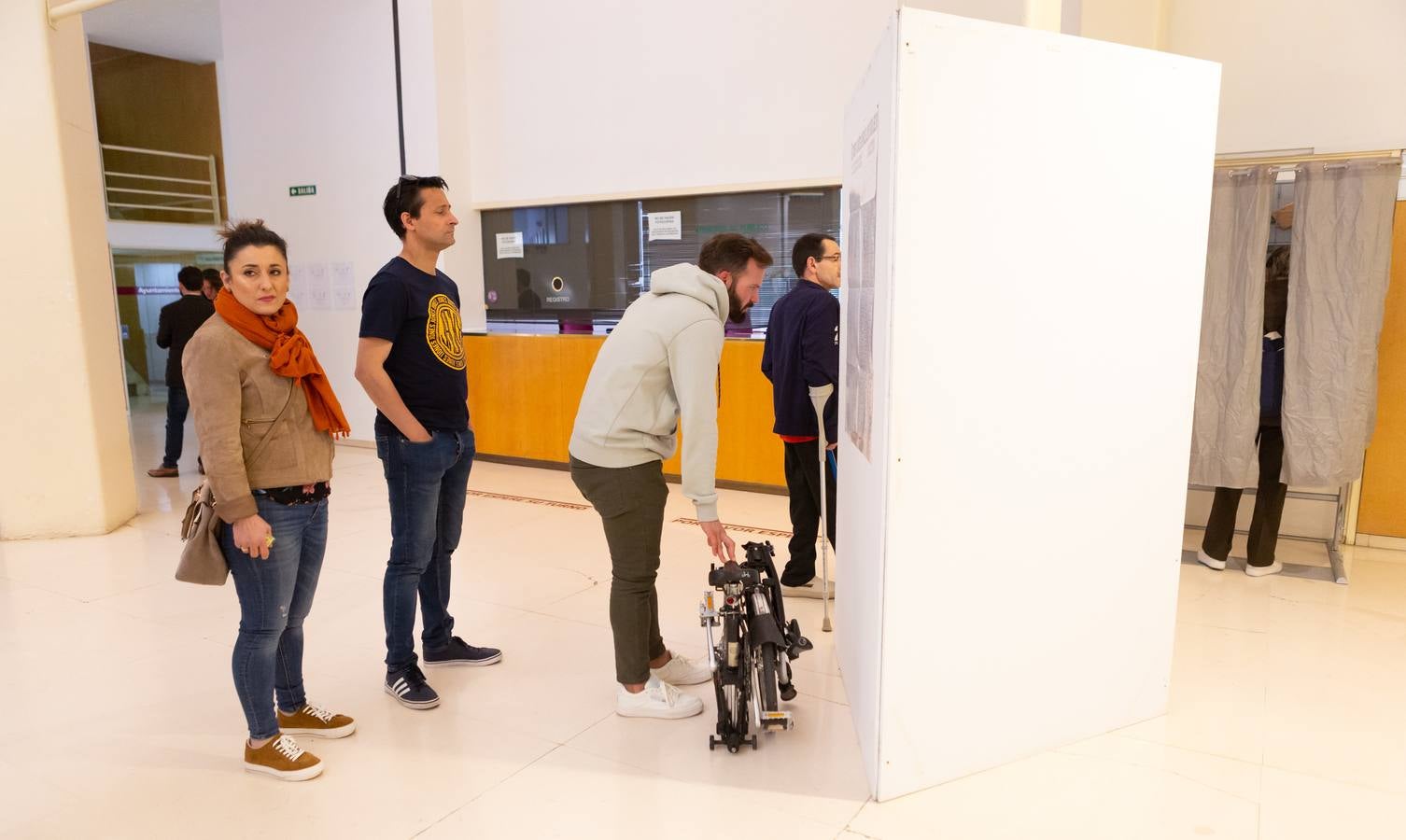 Elecciones generales en La Rioja: fotos de la mesa electoral del Ayuntamiento