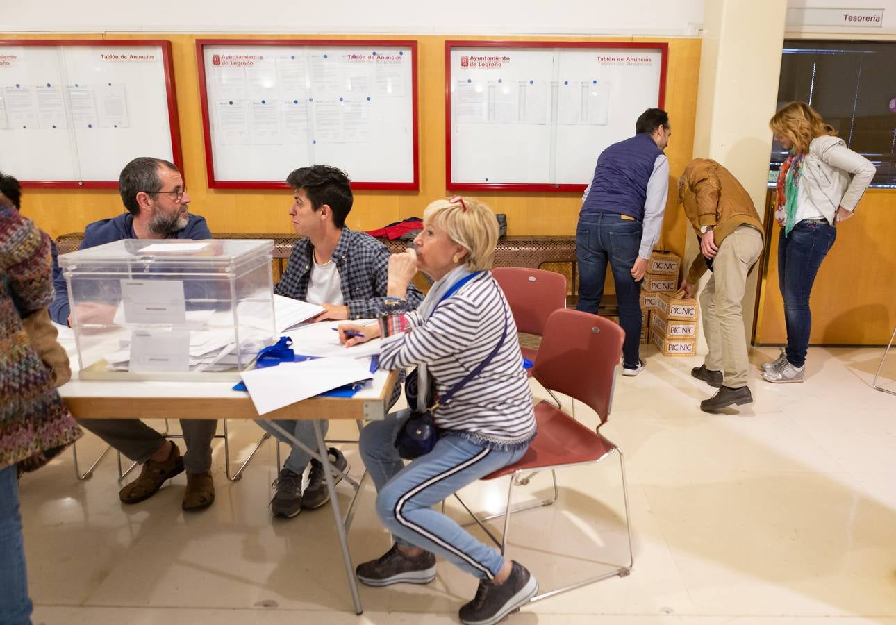 Elecciones generales en La Rioja: fotos de la mesa electoral del Ayuntamiento