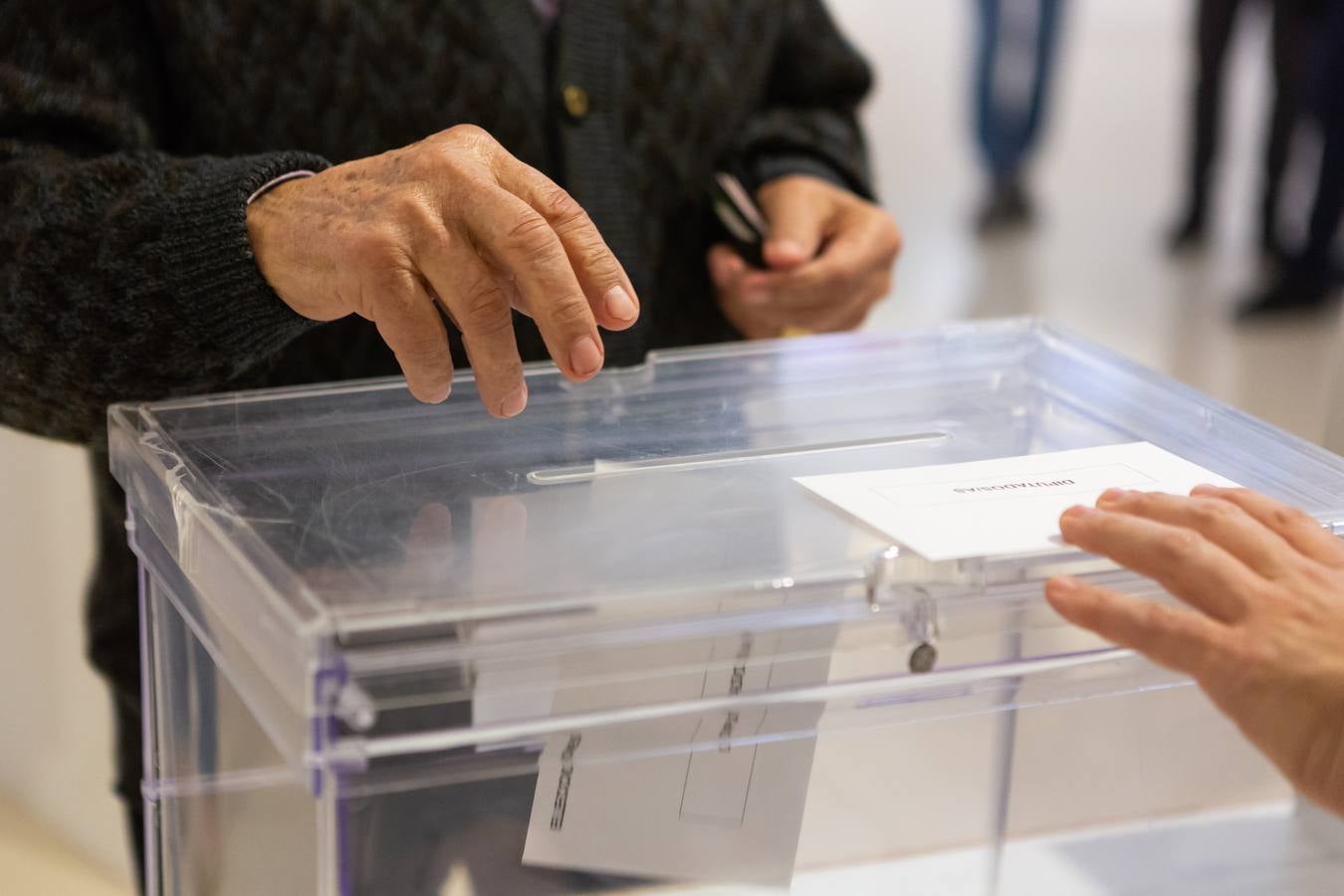 Elecciones generales en La Rioja: fotos de la mesa electoral del Ayuntamiento