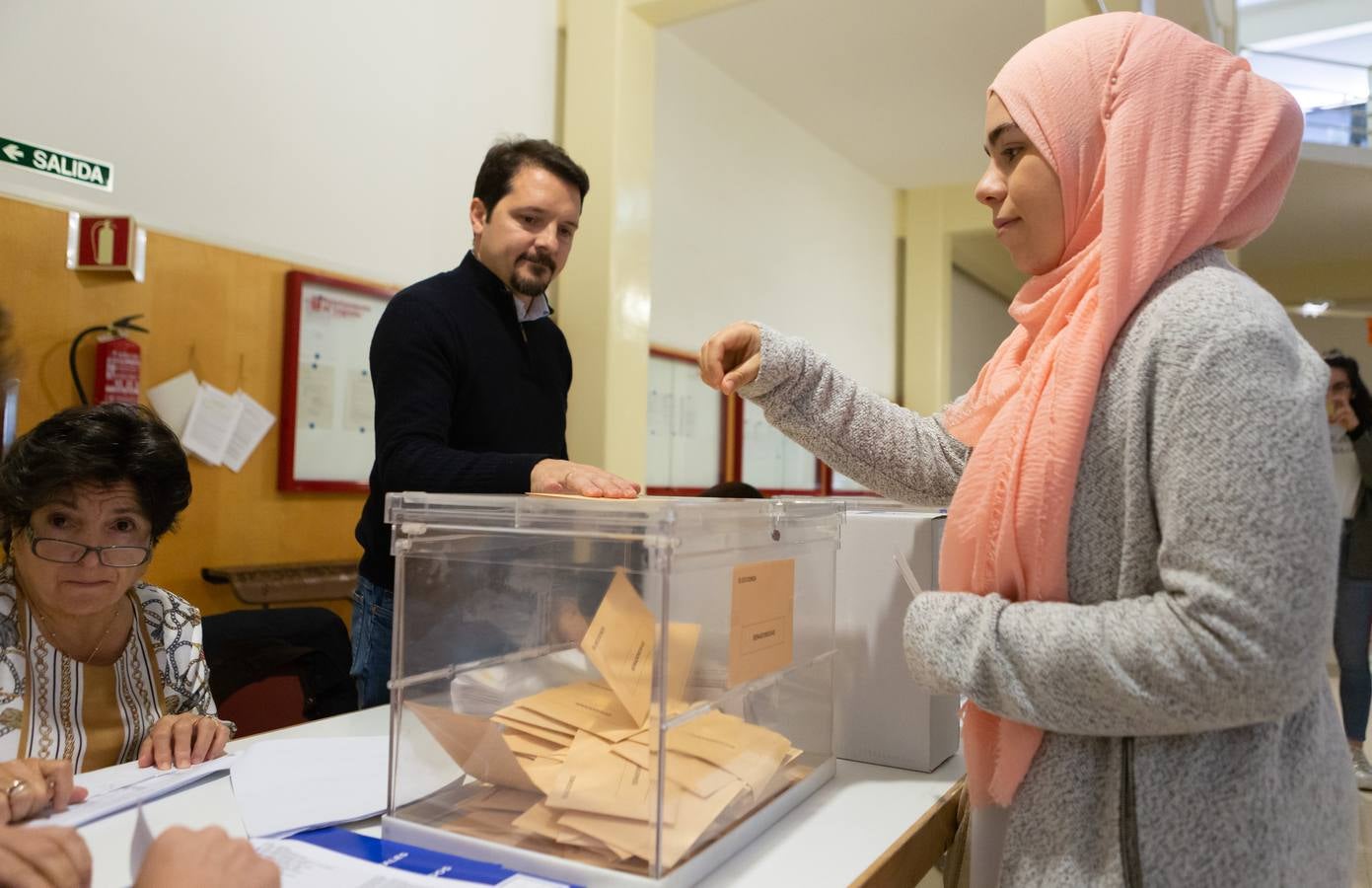 Elecciones generales en La Rioja: fotos de la mesa electoral del Ayuntamiento