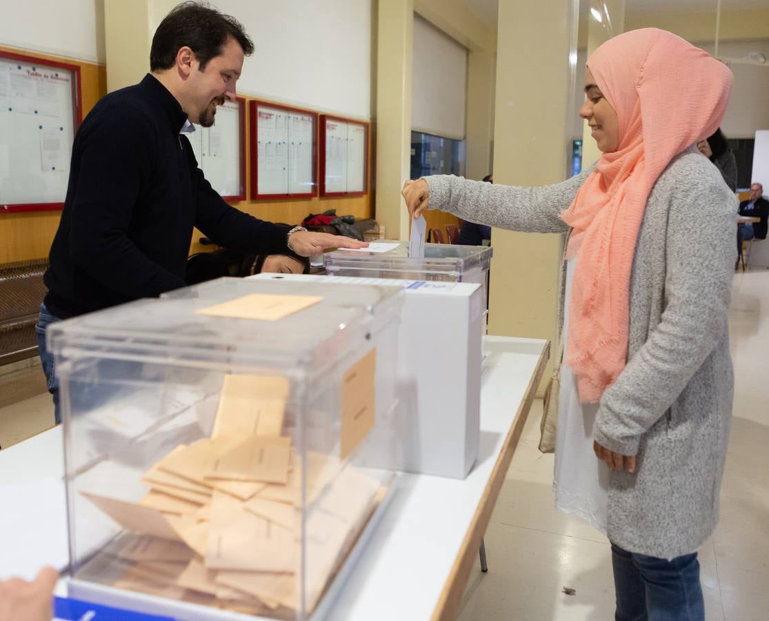 Elecciones generales en La Rioja: fotos de la mesa electoral del Ayuntamiento