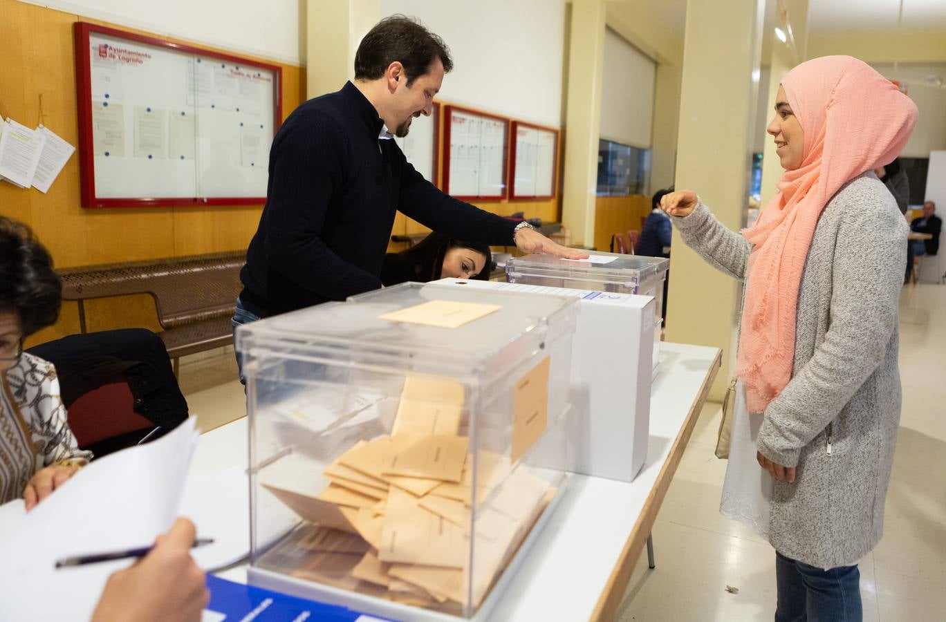 Elecciones generales en La Rioja: fotos de la mesa electoral del Ayuntamiento