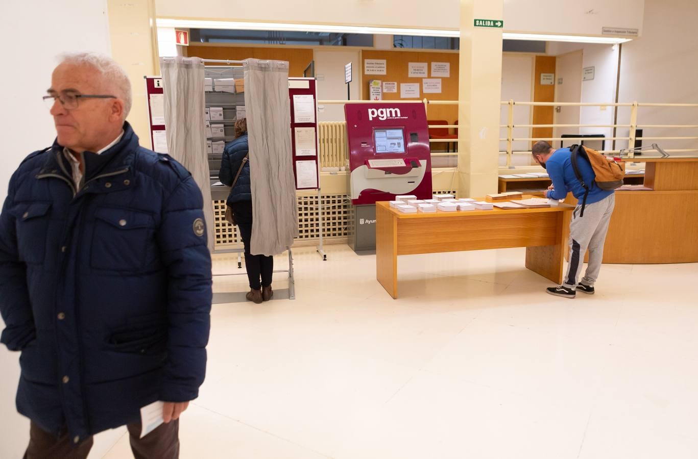 Elecciones generales en La Rioja: fotos de la mesa electoral del Ayuntamiento