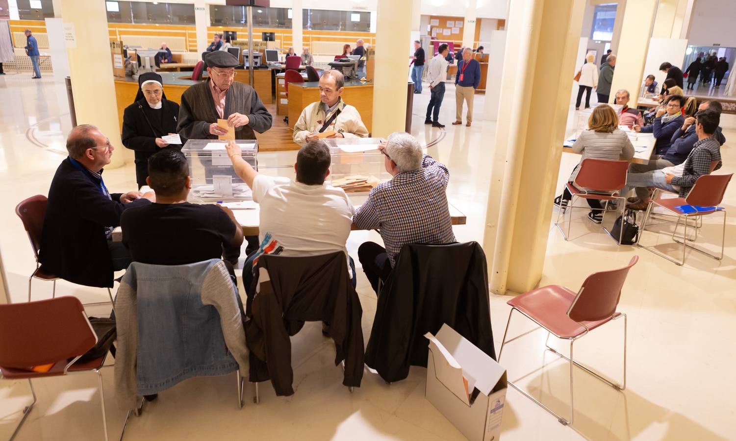 Elecciones generales en La Rioja: fotos de la mesa electoral del Ayuntamiento