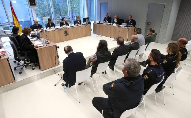 Los acusados este lunes en la primera sesión de juicio en la Audiencia Provincial de Logroño 