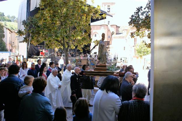 La imagen del santo pasa por delante del Ayuntamiento. 