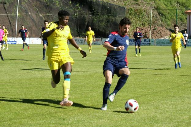 El local Sotés trata de controlar el balón vigilado por Francis. 