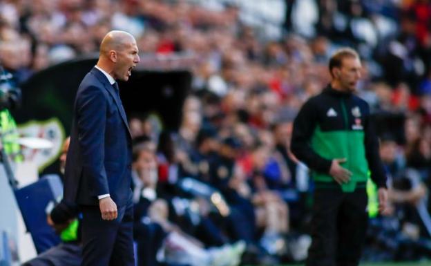 Zidane da instrucciones desde la banda del Municipal de Vallecas.