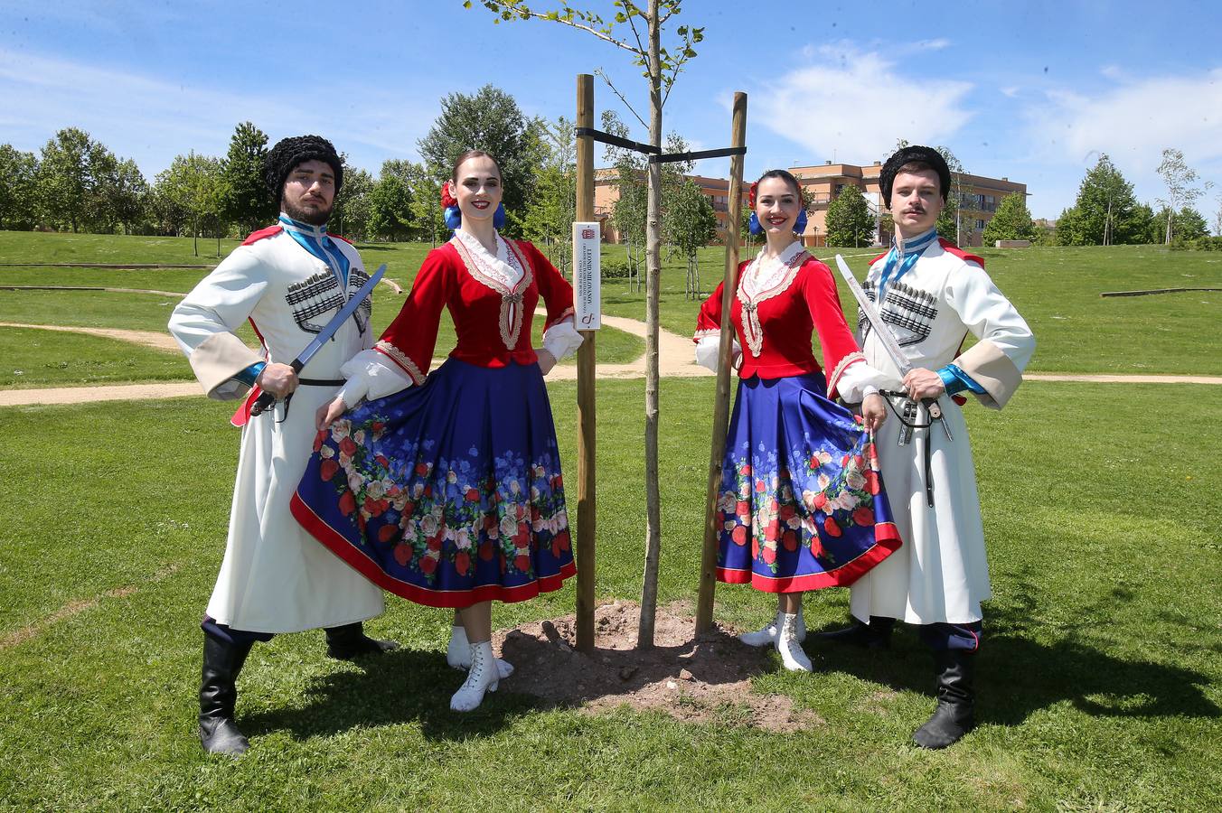 Miembros del Teatro Estatal de Danza Cosacos de Rusia plantan once árboles con motivo del Día Internacional de la Danza en el Bosque de la Danza