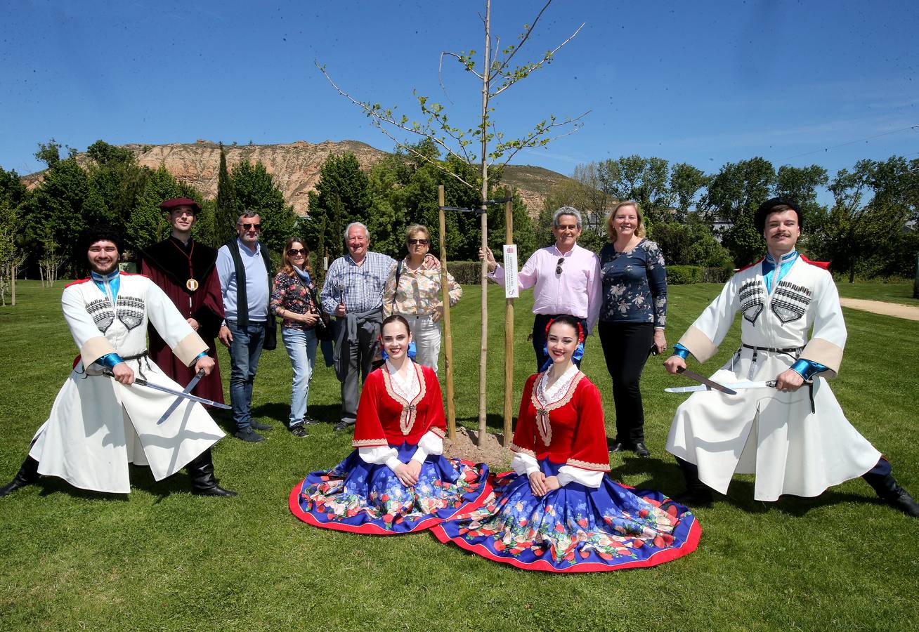 Miembros del Teatro Estatal de Danza Cosacos de Rusia plantan once árboles con motivo del Día Internacional de la Danza en el Bosque de la Danza
