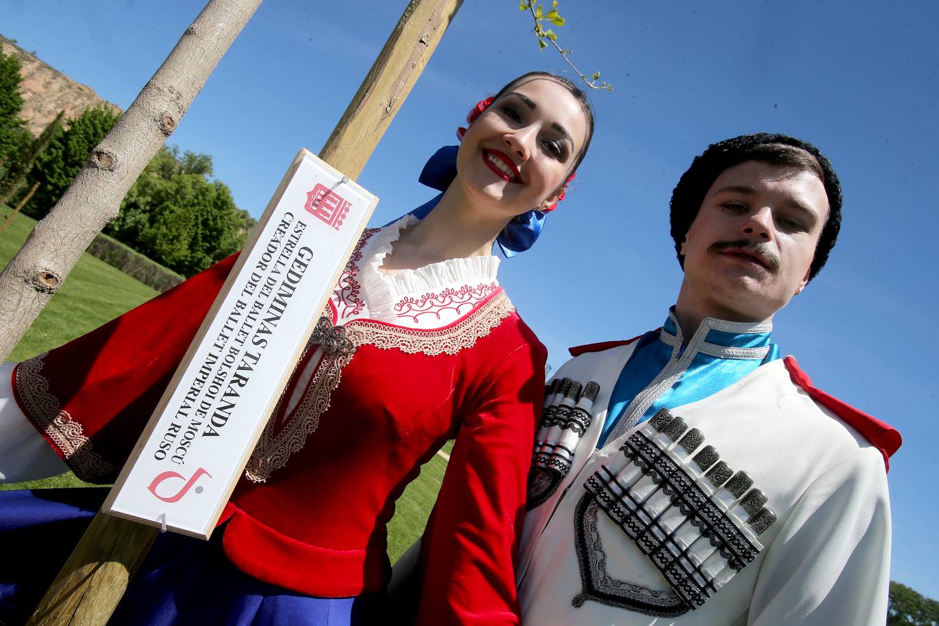 Miembros del Teatro Estatal de Danza Cosacos de Rusia plantan once árboles con motivo del Día Internacional de la Danza en el Bosque de la Danza