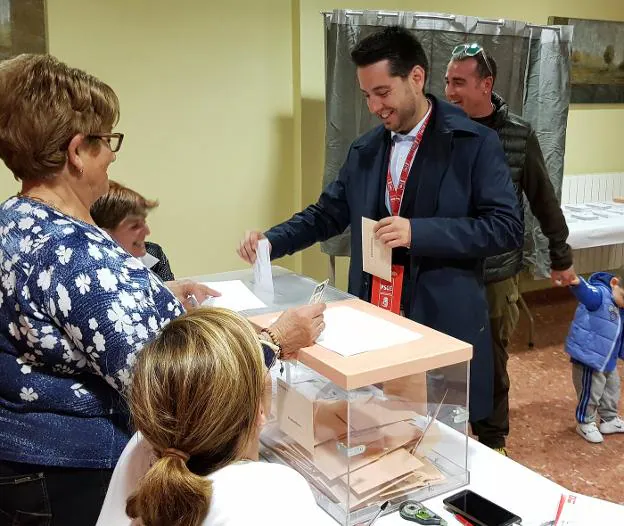 Momento de la votación de Javier García, candidato del PSOE a la Alcaldía de Arnedo, donde el PSOE volvió a ganar este domingo. :: lr