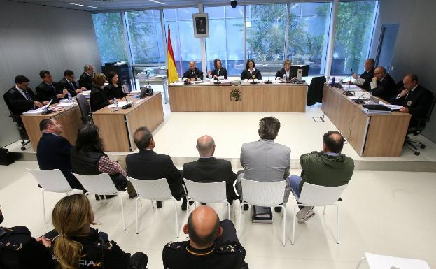 Los acusados en la sala de vistas de la Audiencia Provincial de Logroño 