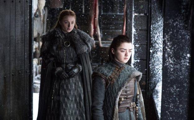 Sophie Turner y Maisie Williams como Sansa y Arya en la 'séptima temporada' de 'Juego de Tronos'.