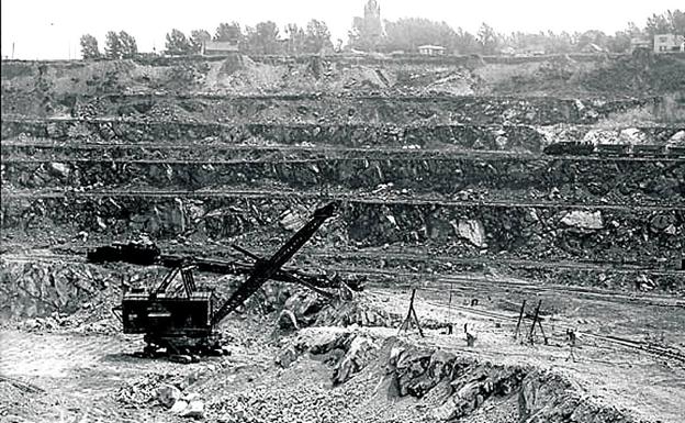 La mayor pala de su tiempo carga mineral en el cielo abierto de 'Jeffrey', Canadá (1944). 
