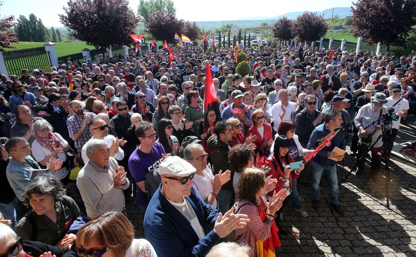 En el acto de hoy han participado, junto a los miembros de la asociación, representantes de sindicatos y partidos políticos