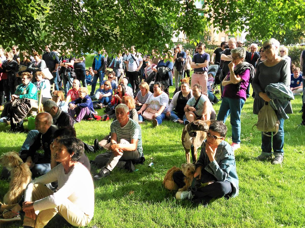 Cientos de personas y decenas de perros se reúnen en el parque del Ebro de Logroño en honor del adiestrador canino