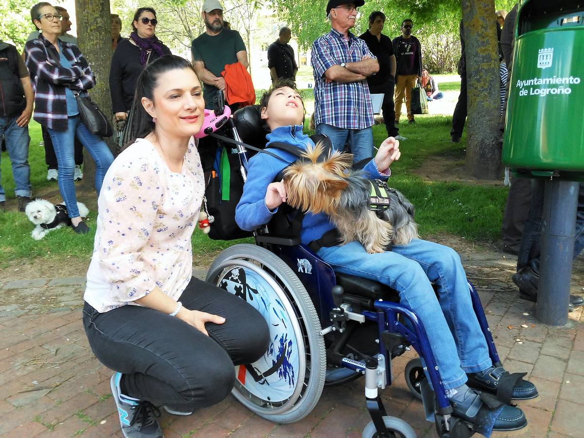 Cientos de personas y decenas de perros se reúnen en el parque del Ebro de Logroño en honor del adiestrador canino