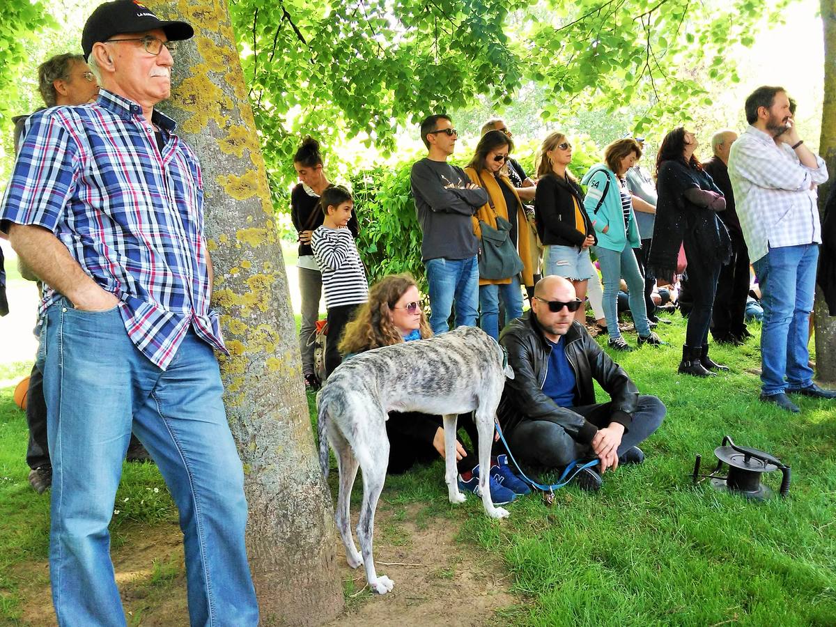 Cientos de personas y decenas de perros se reúnen en el parque del Ebro de Logroño en honor del adiestrador canino