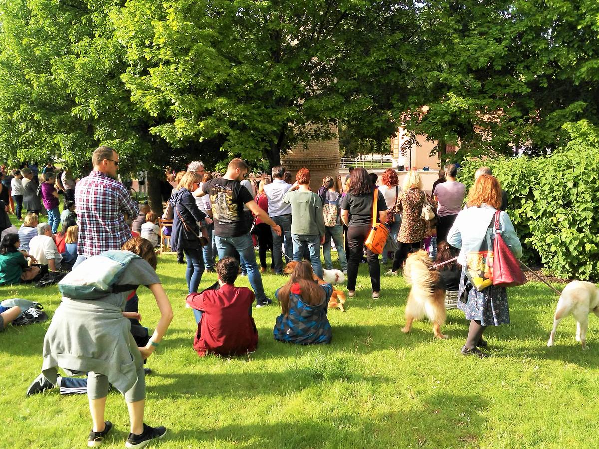 Cientos de personas y decenas de perros se reúnen en el parque del Ebro de Logroño en honor del adiestrador canino