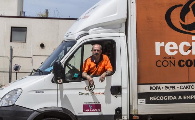 Juan Antonio Santamaría, ayer al volante del camión de Cáritas Chavicar, en la sede de la entidad. 