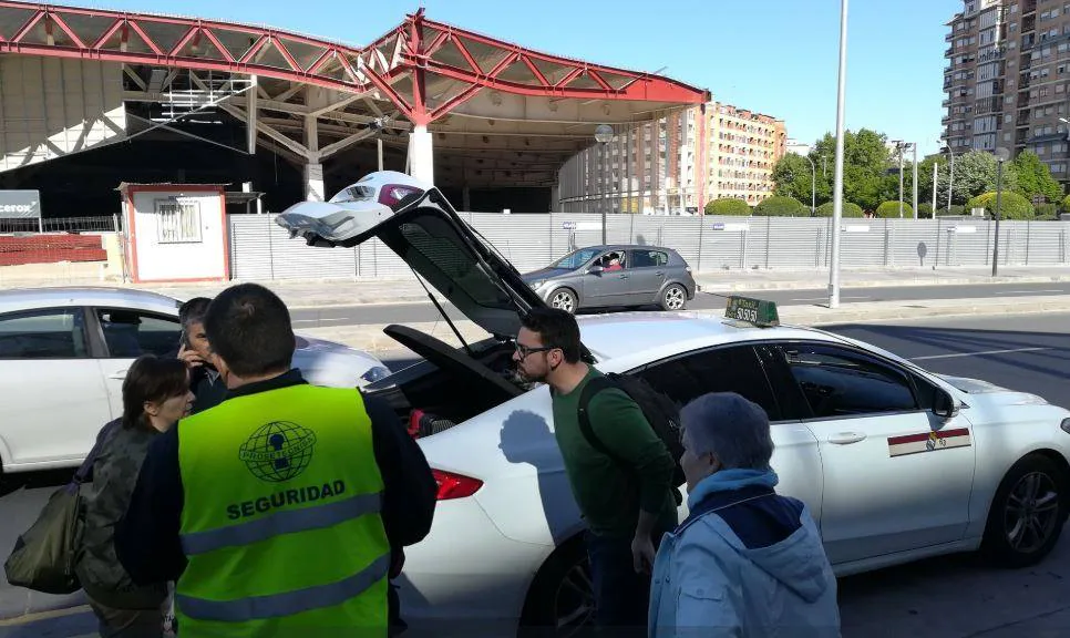 Los viajeros han sido llevados en taxi a Zaragoza.