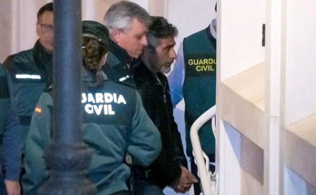 Traslado de Bernardo Montoya por la Guardia Civil. 