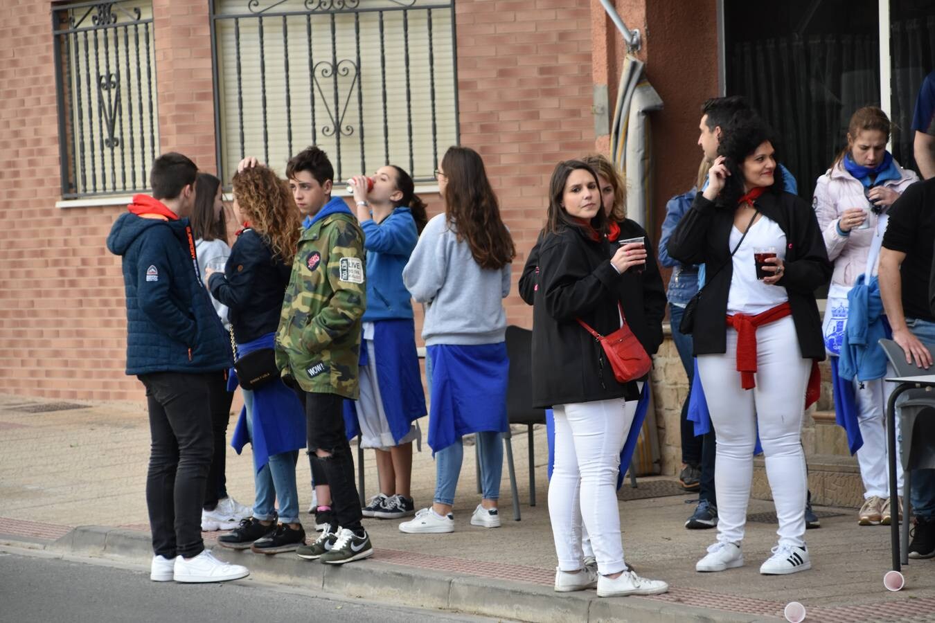 Tras el disparo del cohete la charanga Strapalucio ha recorrido el pueblo.