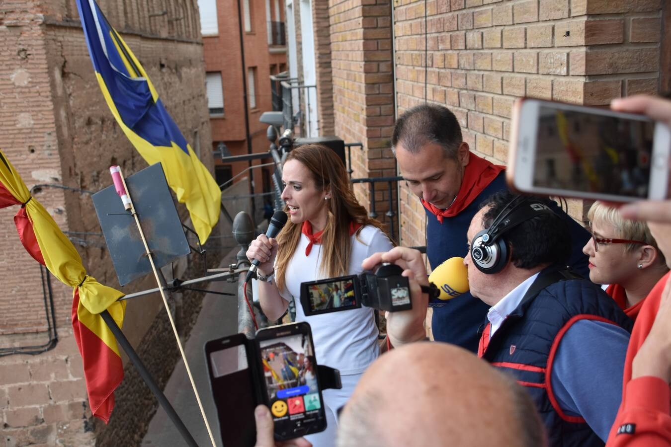 Tras el disparo del cohete la charanga Strapalucio ha recorrido el pueblo.