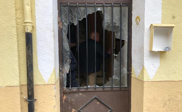Un cerrajero ha cambiado la cerradura en cuanto Remedios y su hijo han salido de la casa