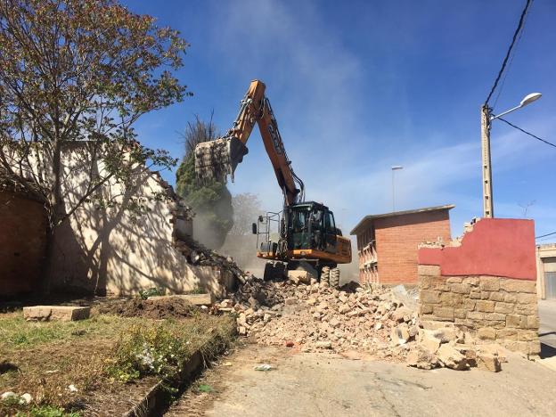 COMIENZA LA DEMOLICIÓN DEL CEMENTERIO DE LARDERO