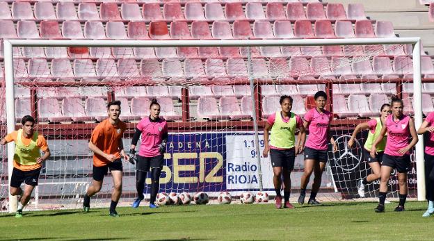 Jade, en el centro, durante el entrenamiento de ayer del EDF en Las Gaunas :: 