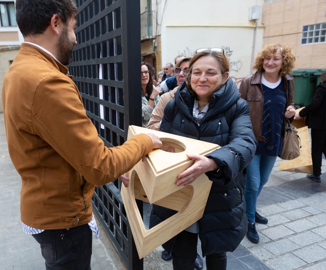 Fotos: Concéntrico reparte los módulos de la &#039;Taburete Tower&#039; entre los logroñeses