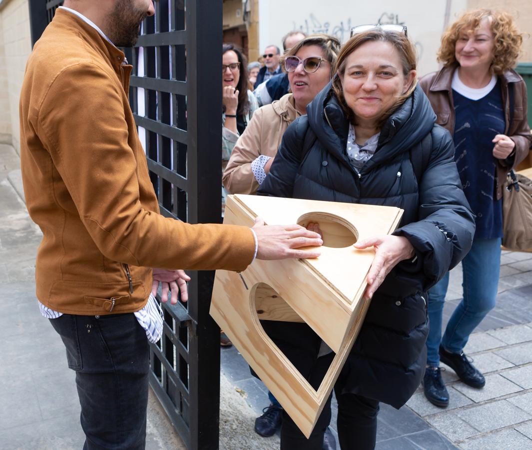 Fotos: Concéntrico reparte los módulos de la &#039;Taburete Tower&#039; entre los logroñeses