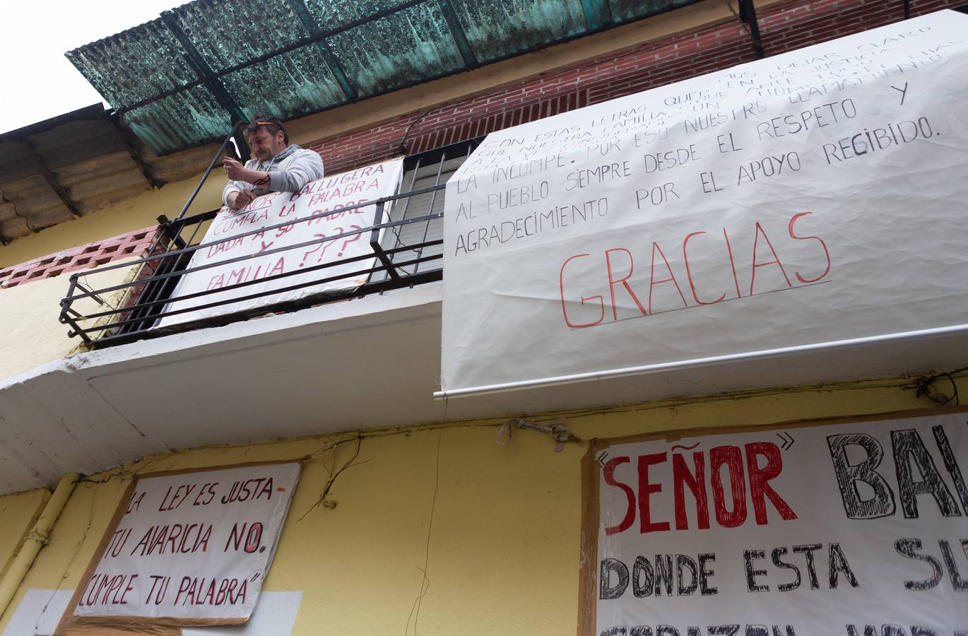 Fotos: Vecinos y amigos intentan evitar el desahucio de la mujer de Anguciana y su hijo