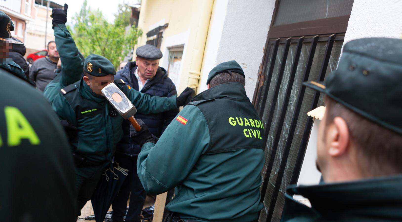 Fotos: Vecinos y amigos intentan evitar el desahucio de la mujer de Anguciana y su hijo