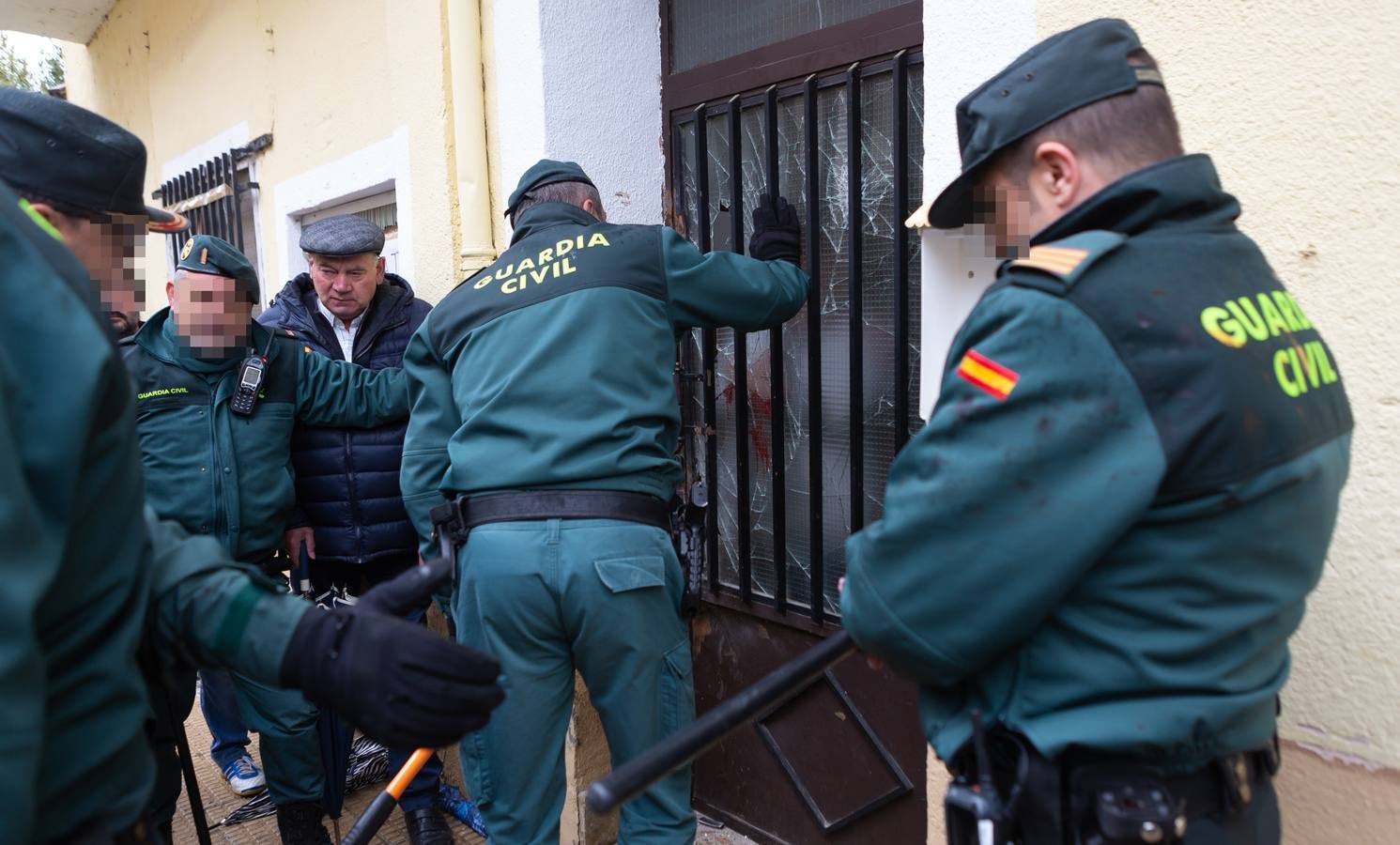 Fotos: Vecinos y amigos intentan evitar el desahucio de la mujer de Anguciana y su hijo