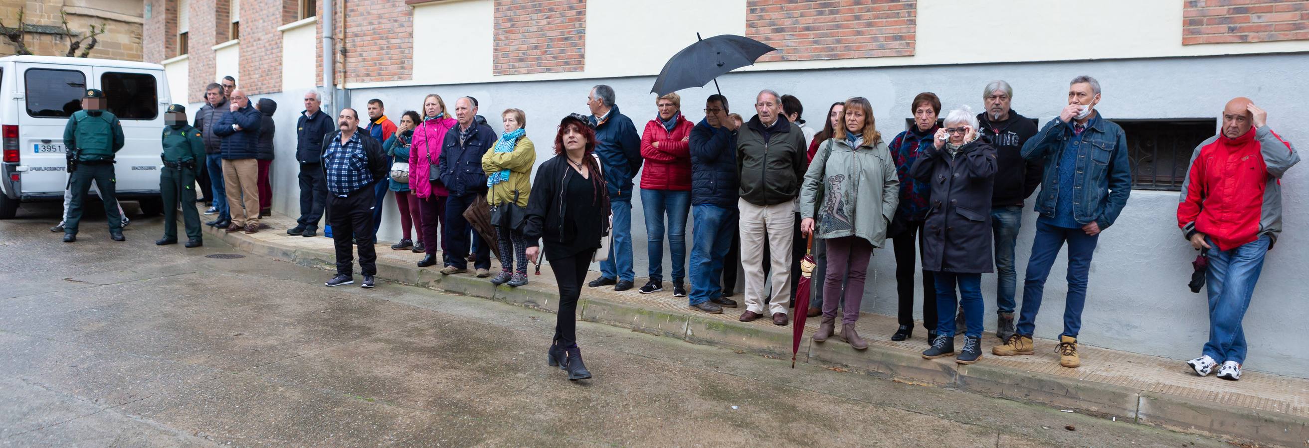 Fotos: Vecinos y amigos intentan evitar el desahucio de la mujer de Anguciana y su hijo