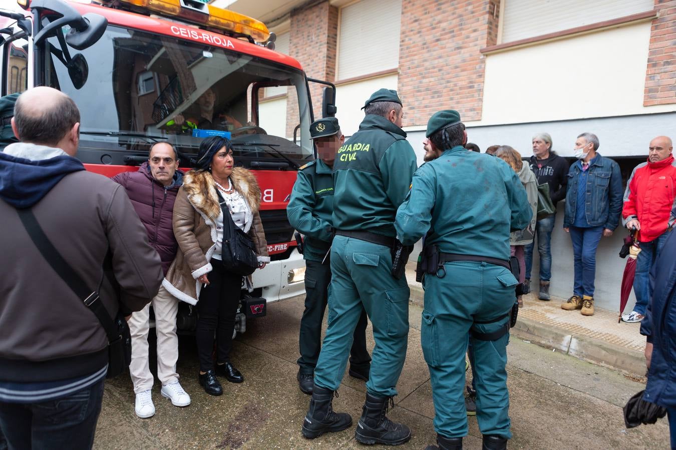 Fotos: Vecinos y amigos intentan evitar el desahucio de la mujer de Anguciana y su hijo