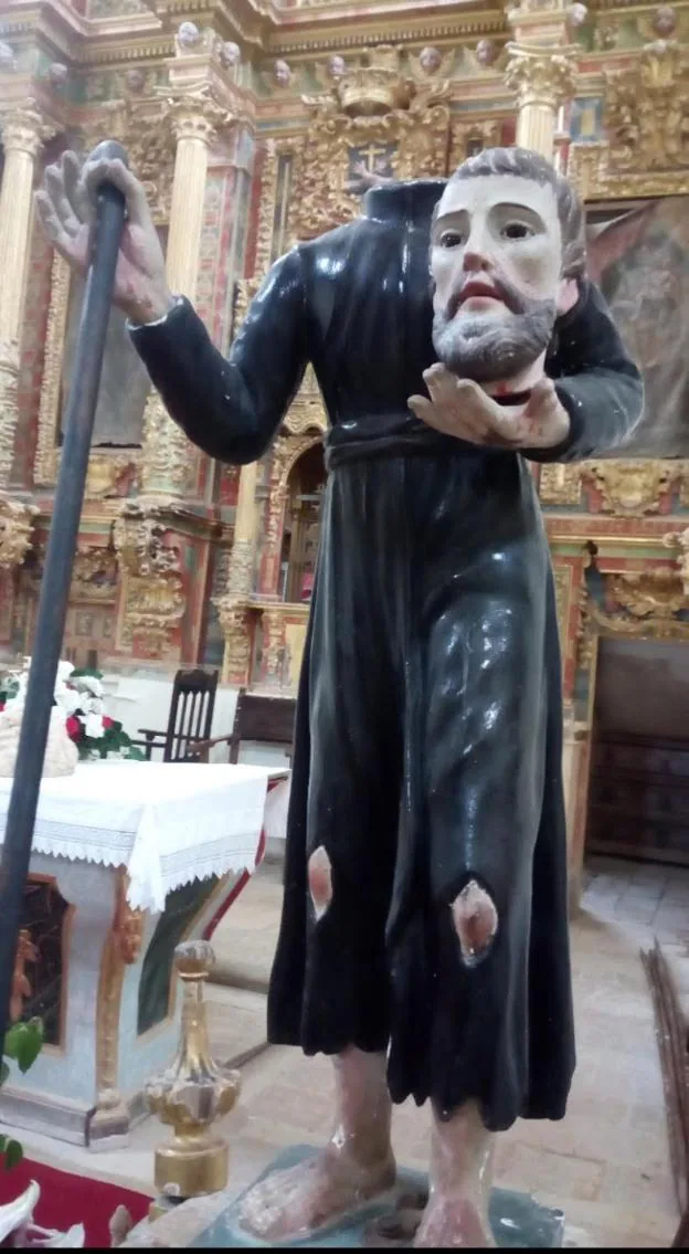 Convento de San Vitores, escenario de las romerías que hoy abre Leiva. A la derecha, imagen de San Vitores, al que se representa con la cabeza en la mano. :: f.j.riaño