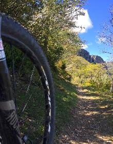 Imagen secundaria 2 - Sendero de la Vía Romana sobre Panzares (arriba) y cerca de Torrecilla (fotos inferiores) 