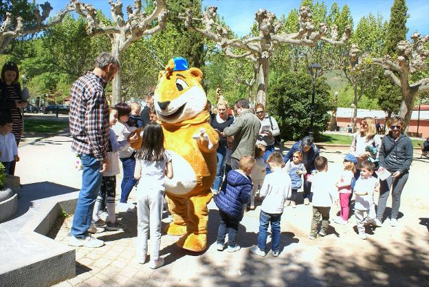 Los niños disfrutaron con la mascota del juego 'Marco Topo'.