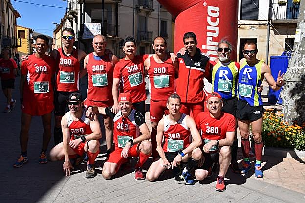 El club 360 Rioja Runners con dos atletas del Maratón Rioja.