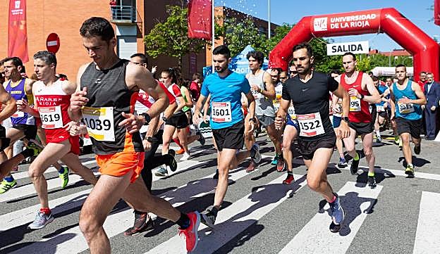  Salida popular. Los atletas inician su recorrido.