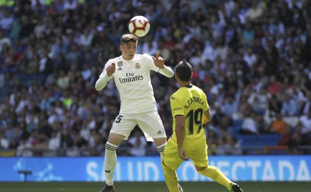 Fede Valverde, en una acción ante Cazorla. 