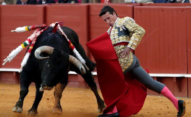 Urdiales, durante la faena al segundo toro de su lote en la octava corrida de abono de la Feria de Abril de Sevilla. 