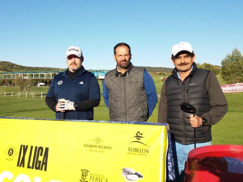 Los jugadores posaron un momento antes de comenzar el juego.